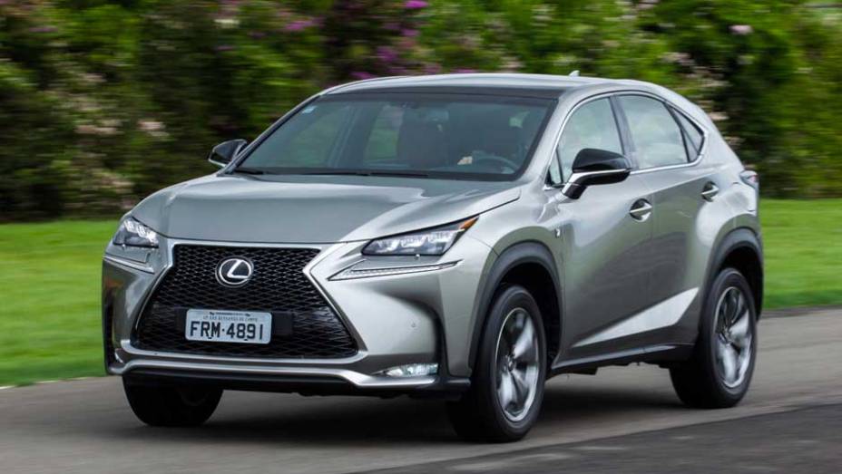 O NX 200 chega ao Brasil disposto a ampliar a participação da marca Lexus por aqui | <a href="https://preprod.quatrorodas.abril.com.br/noticias/fabricantes/lexus-lanca-nx-200t-brasil-846698.shtml" rel="migration">Leia mais</a>