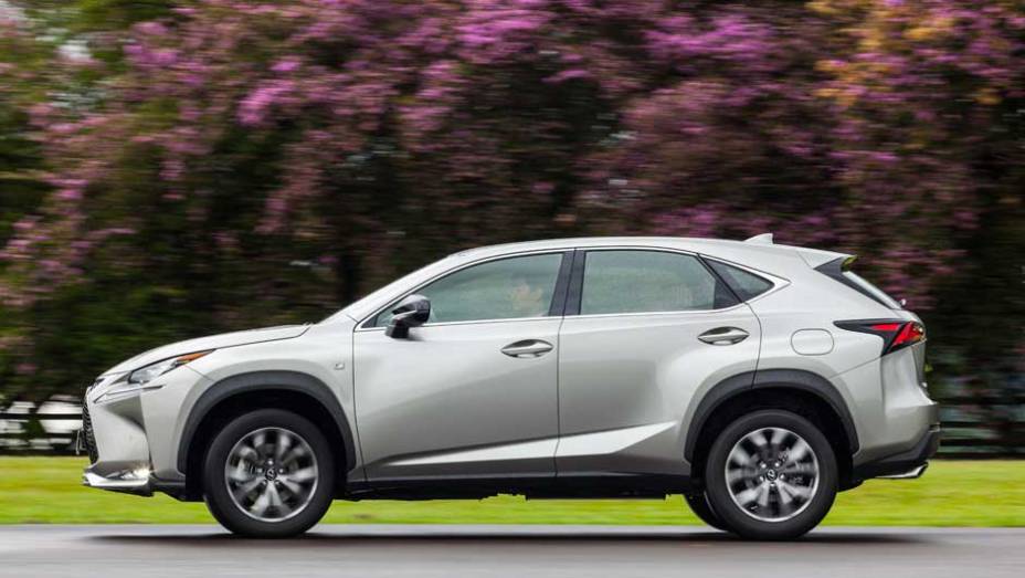 Arrojado como todo Lexus, o SUV traz a nova identidade visual da marca | <a href="https://preprod.quatrorodas.abril.com.br/noticias/fabricantes/lexus-lanca-nx-200t-brasil-846698.shtml" rel="migration">Leia mais</a>