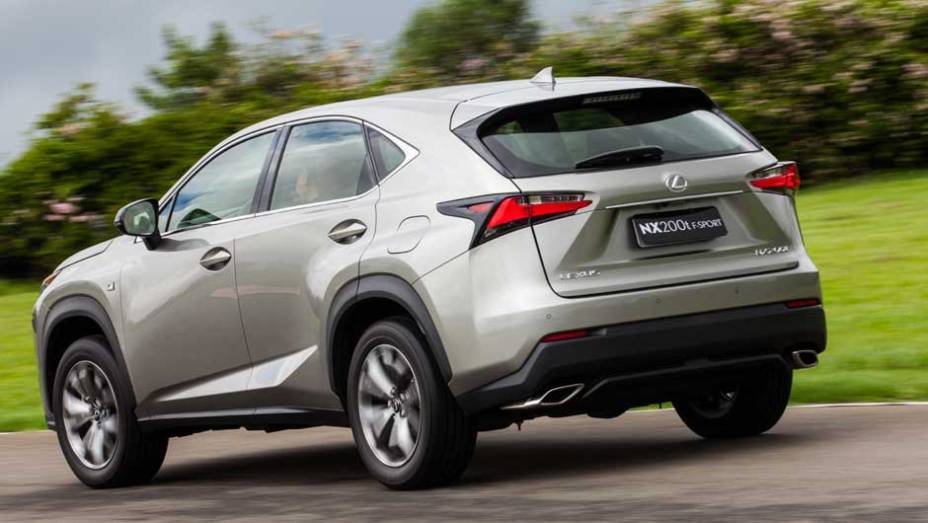 Faróis e lanternas espichadas invadem a lateral e marcam a carroceria | <a href="https://preprod.quatrorodas.abril.com.br/noticias/fabricantes/lexus-lanca-nx-200t-brasil-846698.shtml" rel="migration">Leia mais</a>