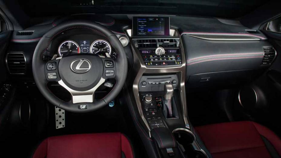 Interior é bastante luxuoso e moderno, incluindo um novo controle para a central multimídia | <a href="https://preprod.quatrorodas.abril.com.br/noticias/fabricantes/lexus-lanca-nx-200t-brasil-846698.shtml" rel="migration">Leia mais</a>