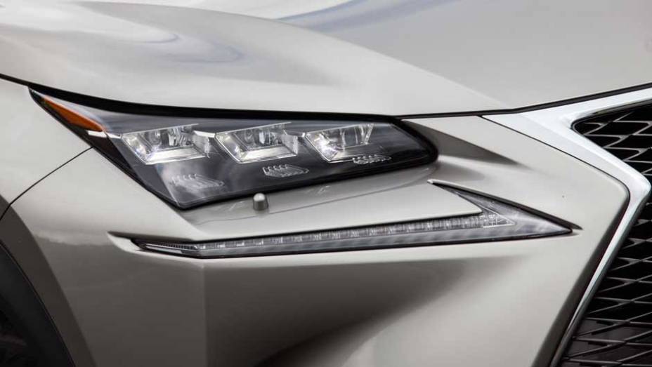 Luzes diurnas de led ficam separadas dos faróis; os SUVs BMW X3, Audi Q5 e Range Rover Evoque são alguns de seus rivais | <a href="https://preprod.quatrorodas.abril.com.br/noticias/fabricantes/lexus-lanca-nx-200t-brasil-846698.shtml" rel="migration">Leia mais</a>