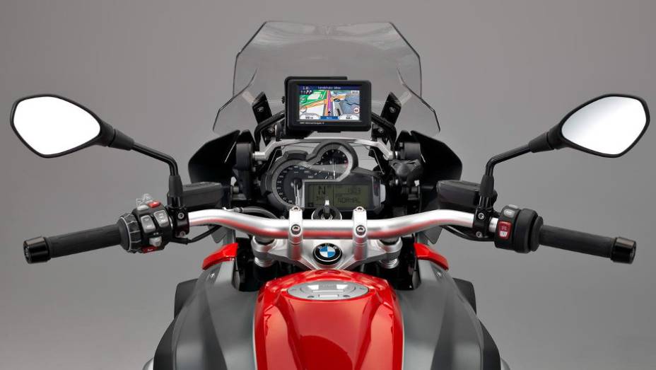 Versão Premium da motocicleta custará R$ 83.900,00 no Brasil | <a href="https://preprod.quatrorodas.abril.com.br/moto/noticias/nova-bmw-r-1200-gs-chega-r-73-400-738866.shtml" rel="migration">Leia mais</a>