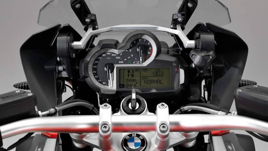 Nova geração da BMW R 1200 GS conta com cinco modos de condução (Rain, Road, Dynamic, Enduro e Enduro Pro) | <a href="%20https://preprod.quatrorodas.abril.com.br/moto/noticias/nova-bmw-r-1200-gs-chega-r-73-400-738866.shtml" rel="migration">Leia mais</a>