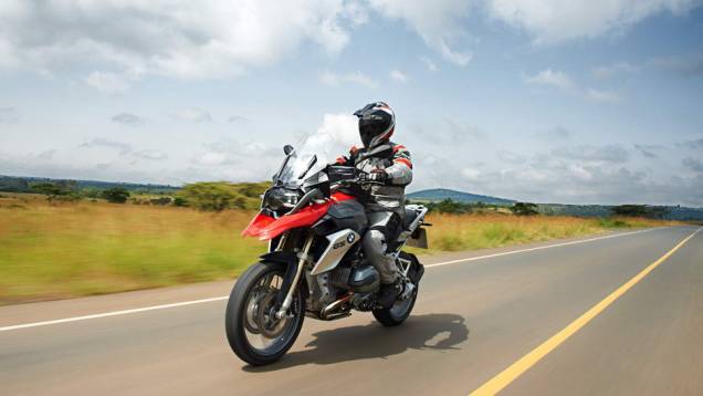 Seu motor boxer de dois cilindros opostos, com 1.170 cm³, gera uma potência de 125 cavalos e um torque de 12,74 kgf.m | <a href="%20https://preprod.quatrorodas.abril.com.br/moto/noticias/nova-bmw-r-1200-gs-chega-r-73-400-738866.shtml" rel="migration">Leia mais</a> Seu motor boxer de dois cilindros opostos, com 1.170 cm³, gera uma potência de 125 cavalos e um torque de 12,74 kgf.m | <a href="%20https://preprod.quatrorodas.abril.com.br/moto/noticias/nova-bmw-r-1200-gs-chega-r-73-400-738866.shtml" rel="migration">Leia mais</a>