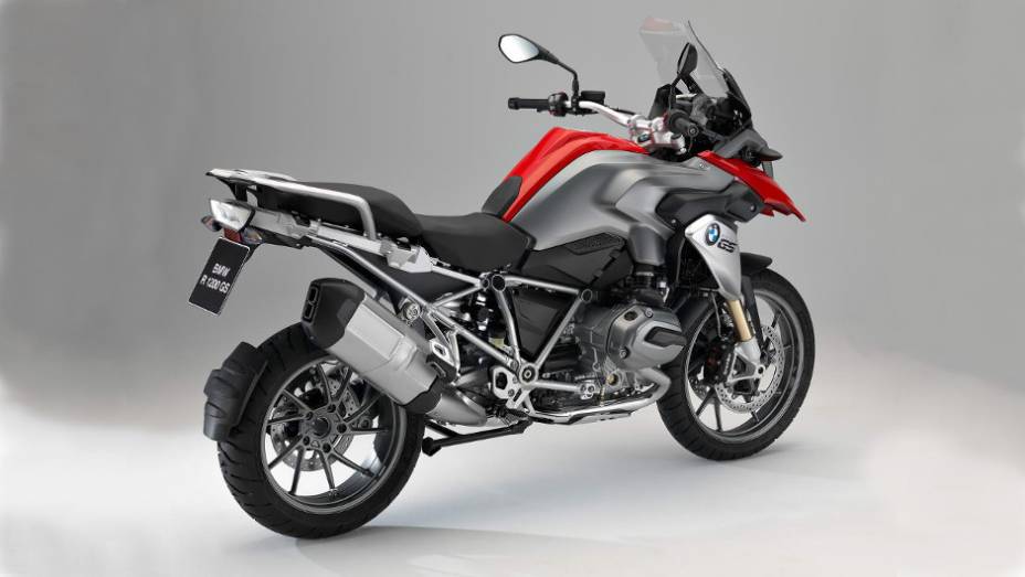 Na Europa, a nova BMW R 1200 GS começou a ser vendida em março | <a href="https://preprod.quatrorodas.abril.com.br/moto/noticias/nova-bmw-r-1200-gs-chega-r-73-400-738866.shtml" rel="migration">Leia mais</a>