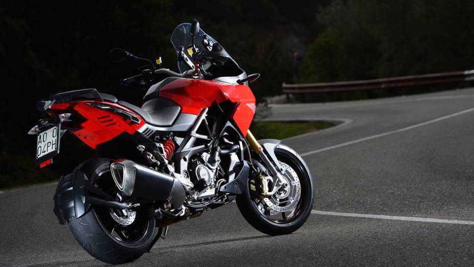 Na Espanha, a versão standard da moto custa 13.499 euros | <a href="https://preprod.quatrorodas.abril.com.br/moto/noticias/conheca-aprilia-caponord-1200-2013-736522.shtml" rel="migration">Leia mais</a>