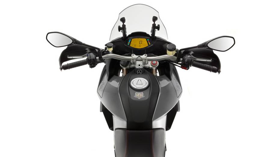 A Aprilia Caponord 1200 é baseada na supermotard Dorsoduro 1200 | <a href="https://preprod.quatrorodas.abril.com.br/moto/noticias/conheca-aprilia-caponord-1200-2013-736522.shtml" rel="migration">Leia mais</a>