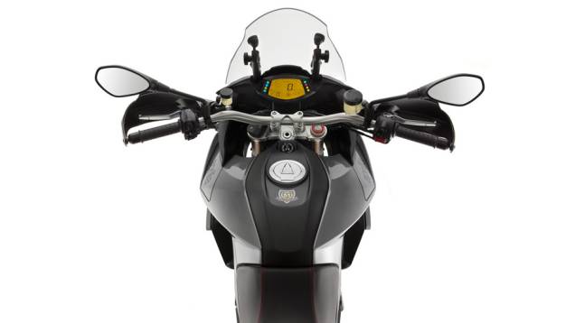 A Aprilia Caponord 1200 é baseada na supermotard Dorsoduro 1200 | <a href="https://preprod.quatrorodas.abril.com.br/moto/noticias/conheca-aprilia-caponord-1200-2013-736522.shtml" rel="migration">Leia mais</a> A Aprilia Caponord 1200 é baseada na supermotard Dorsoduro 1200 | <a href="https://preprod.quatrorodas.abril.com.br/moto/noticias/conheca-aprilia-caponord-1200-2013-736522.shtml" rel="migration">Leia mais</a>