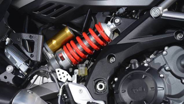 Versão Travel Pack conta com o sistema de suspensão semiativa (ADD - Aprilia Dynamic Dumping) | <a href="%20https://preprod.quatrorodas.abril.com.br/moto/noticias/conheca-aprilia-caponord-1200-2013-736522.shtml" rel="migration">Leia mais</a> Versão Travel Pack conta com o sistema de suspensão semiativa (ADD - Aprilia Dynamic Dumping) | <a href="%20https://preprod.quatrorodas.abril.com.br/moto/noticias/conheca-aprilia-caponord-1200-2013-736522.shtml" rel="migration">Leia mais</a>