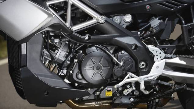 Seu motor é um V-Twin a 90º de 128 cv de potência a 8.500 rpm, capaz de gerar um torque máximo de 11,73 kgf.m a 5.600 rpm | <a href="%20https://preprod.quatrorodas.abril.com.br/moto/noticias/conheca-aprilia-caponord-1200-2013-736522.shtml" rel="migration">Leia mais</a> Seu motor é um V-Twin a 90º de 128 cv de potência a 8.500 rpm, capaz de gerar um torque máximo de 11,73 kgf.m a 5.600 rpm | <a href="%20https://preprod.quatrorodas.abril.com.br/moto/noticias/conheca-aprilia-caponord-1200-2013-736522.shtml" rel="migration">Leia mais</a>