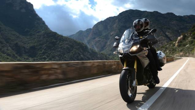 A versão Travel Pack (2.500 euros mais cara) conta ainda com controle de cruzeiro (ACC - Aprilia Cruze Control) | <a href="%20https://preprod.quatrorodas.abril.com.br/moto/noticias/conheca-aprilia-caponord-1200-2013-736522.shtml" rel="migration">Leia mais</a> A versão Travel Pack (2.500 euros mais cara) conta ainda com controle de cruzeiro (ACC - Aprilia Cruze Control) | <a href="%20https://preprod.quatrorodas.abril.com.br/moto/noticias/conheca-aprilia-caponord-1200-2013-736522.shtml" rel="migration">Leia mais</a>