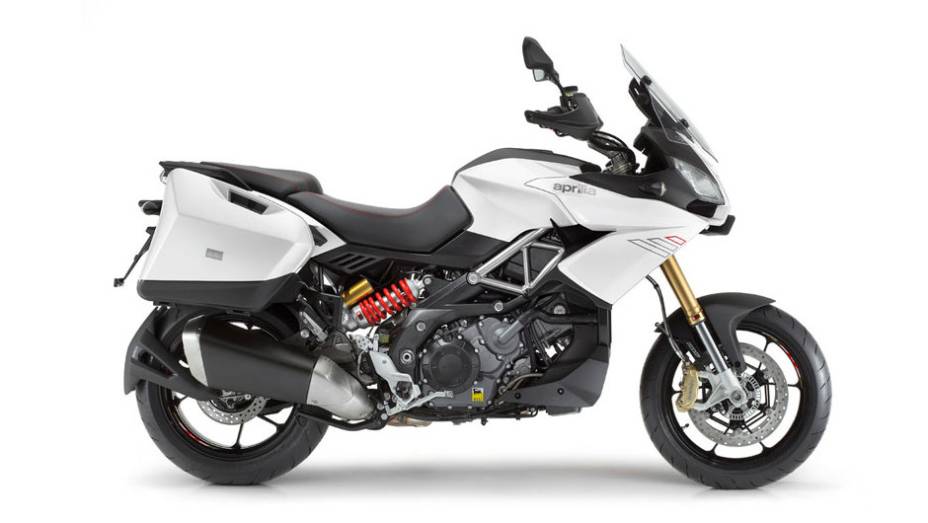 Aprilia Caponord 1200 2013 está disponível nas cores vermelha, cinza e branca | <a href="https://preprod.quatrorodas.abril.com.br/moto/noticias/conheca-aprilia-caponord-1200-2013-736522.shtml" rel="migration">Leia mais</a>