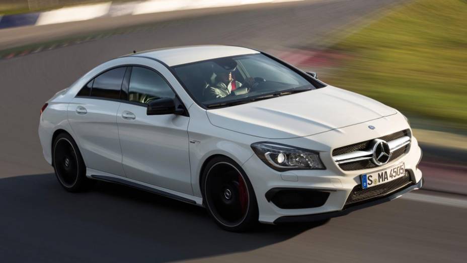 As primeiras fotos oficiais do Mercedes-Benz CLA 45 AMG chegaram à internet | <a href="https://preprod.quatrorodas.abril.com.br/saloes/new-york/2013/mercedes-benz-cla-45-amg-736996.shtml" rel="migration">Leia mais</a>