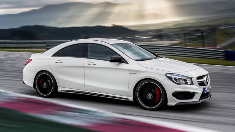 A velocidade máxima atingida é de 250 km/h | <a href="https://preprod.quatrorodas.abril.com.br/saloes/new-york/2013/mercedes-benz-cla-45-amg-736996.shtml" rel="migration">Leia mais</a>