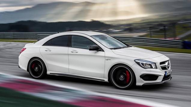 A velocidade máxima atingida é de 250 km/h | <a href="https://preprod.quatrorodas.abril.com.br/saloes/new-york/2013/mercedes-benz-cla-45-amg-736996.shtml" rel="migration">Leia mais</a> A velocidade máxima atingida é de 250 km/h | <a href="https://preprod.quatrorodas.abril.com.br/saloes/new-york/2013/mercedes-benz-cla-45-amg-736996.shtml" rel="migration">Leia mais</a>