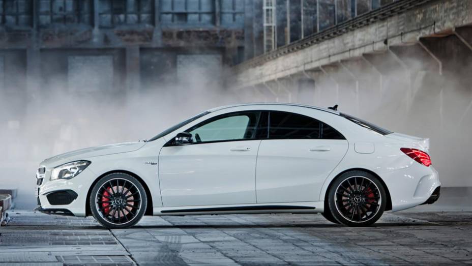 Além disso, é utilizada a transmissão de dupla embreagem SPEEDSHIFT DCT 7 | <a href="https://preprod.quatrorodas.abril.com.br/saloes/new-york/2013/mercedes-benz-cla-45-amg-736996.shtml" rel="migration">Leia mais</a>