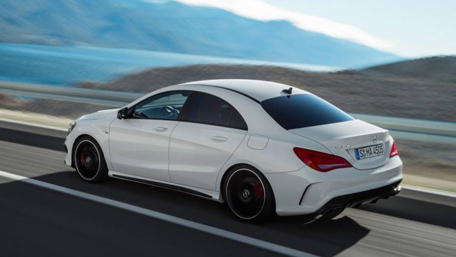 Já a tração é integral 4MATIC | <a href="https://preprod.quatrorodas.abril.com.br/saloes/new-york/2013/mercedes-benz-cla-45-amg-736996.shtml" rel="migration">Leia mais</a>