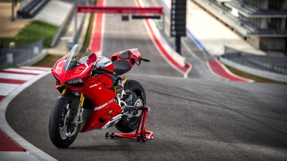 Superbike da marca italiana foi apresentada no Circuito das Américas | <a href="https://preprod.quatrorodas.abril.com.br/moto/noticias/ducati-lanca-1199-panigale-r-2013-austin-736714.shtml" rel="migration">Leia mais</a>