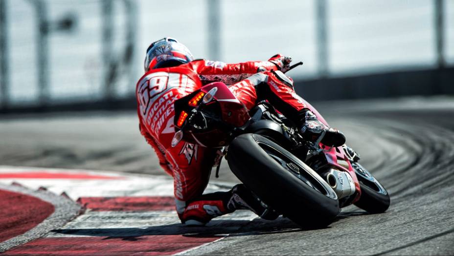 Pesando apenas 165 kg, seu torque m&aacute;ximo &eacute; de 13,5 kgf.m a 9.000 rpm | <a href="https://preprod.quatrorodas.abril.com.br/moto/noticias/ducati-lanca-1199-panigale-r-2013-austin-736714.shtml" rel="migration">Leia mais</a>