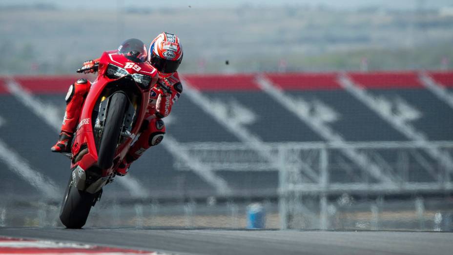 Nicky Hayden aproveita lan&ccedil;amento da Ducati 1199 Panigale R 2013 para conhecer o novo tra&ccedil;ado | <a href="https://preprod.quatrorodas.abril.com.br/moto/noticias/ducati-lanca-1199-panigale-r-2013-austin-736714.shtml" rel="migration">Leia mais</a>