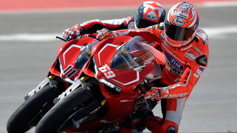 O lan&ccedil;amento do modelo contou com a presen&ccedil;a dos pilotos norte-americanos Nicky Hayden (Ducati Team) e Ben Spies (Pramac Racing Team) | <a href="%20https://preprod.quatrorodas.abril.com.br/moto/noticias/ducati-lanca-1199-panigale-r-2013-austin-736714.shtml" rel="migration">Leia mai</a>