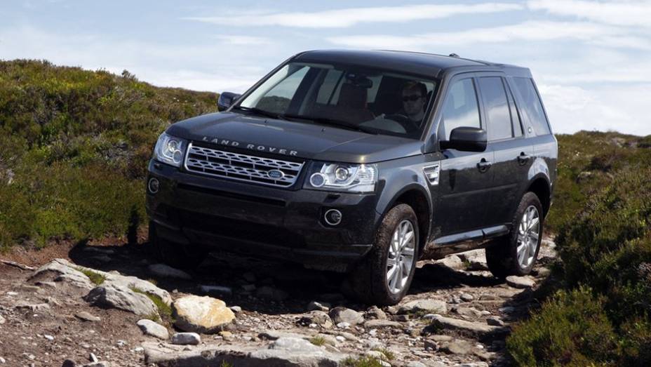 Por fora, faróis e lanternas ganharam LEDs | <a href="https://preprod.quatrorodas.abril.com.br/noticias/fabricantes/land-rover-freelander-2013-traz-mudancas-736738.shtml" rel="migration">Leia mais</a>