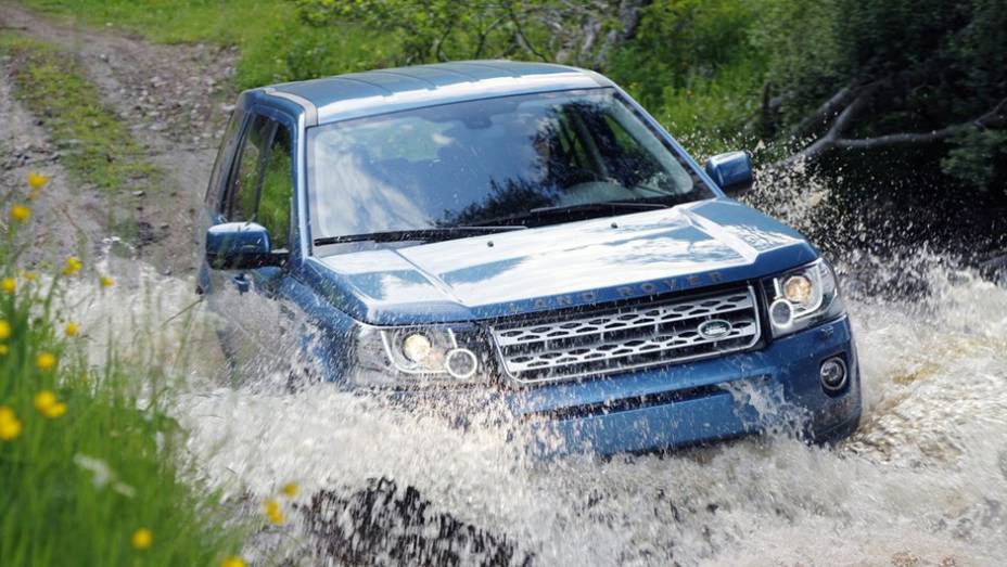 O visual pode até ter ficado mais refinado, mas ele continua sendo um Land Rover, com valentia de sobra para atravessar rios | <a href="https://preprod.quatrorodas.abril.com.br/noticias/fabricantes/land-rover-freelander-2013-traz-mudancas-736738.shtml" rel="migration"></a> O visual pode até ter ficado mais refinado, mas ele continua sendo um Land Rover, com valentia de sobra para atravessar rios | <a href="https://preprod.quatrorodas.abril.com.br/noticias/fabricantes/land-rover-freelander-2013-traz-mudancas-736738.shtml" rel="migration"></a>