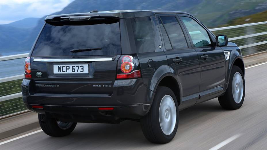 Nova disposição de luzes nas lanternas é a principal mudança na parte traseira | <a href="https://preprod.quatrorodas.abril.com.br/noticias/fabricantes/land-rover-freelander-2013-traz-mudancas-736738.shtml" rel="migration">Leia mais</a>