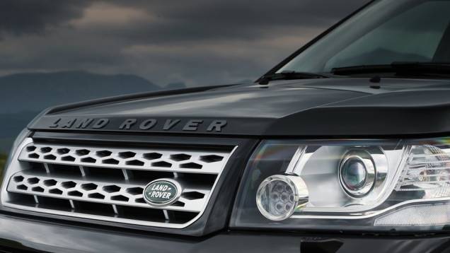 Desenho da parte interna dos faróis parece ter sido inspirado no Range Rover Vogue | <a href="https://preprod.quatrorodas.abril.com.br/noticias/fabricantes/land-rover-freelander-2013-traz-mudancas-736738.shtml" rel="migration">Leia mais</a> Desenho da parte interna dos faróis parece ter sido inspirado no Range Rover Vogue | <a href="https://preprod.quatrorodas.abril.com.br/noticias/fabricantes/land-rover-freelander-2013-traz-mudancas-736738.shtml" rel="migration">Leia mais</a>