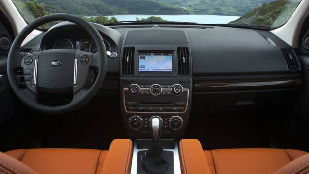 A cabine traz uma tela touchscreen multimídia no centro do painel | <a href="https://preprod.quatrorodas.abril.com.br/noticias/fabricantes/land-rover-freelander-2013-traz-mudancas-736738.shtml" rel="migration">Leia mais</a> A cabine traz uma tela touchscreen multimídia no centro do painel | <a href="https://preprod.quatrorodas.abril.com.br/noticias/fabricantes/land-rover-freelander-2013-traz-mudancas-736738.shtml" rel="migration">Leia mais</a>