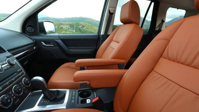 Com novas opções de revestimento de couro, o acabamento mantém o padrão elevado de qualidade Land Rover | <a href="https://preprod.quatrorodas.abril.com.br/noticias/fabricantes/land-rover-freelander-2013-traz-mudancas-736738.shtml" rel="migration">Leia mais</a> Com novas opções de revestimento de couro, o acabamento mantém o padrão elevado de qualidade Land Rover | <a href="https://preprod.quatrorodas.abril.com.br/noticias/fabricantes/land-rover-freelander-2013-traz-mudancas-736738.shtml" rel="migration">Leia mais</a>