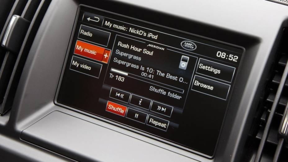 Sistema de som traz conexões auxiliares e pode ser controlado por comandos de voz | <a href="https://preprod.quatrorodas.abril.com.br/noticias/fabricantes/land-rover-freelander-2013-traz-mudancas-736738.shtml" rel="migration">Leia mais</a> Sistema de som traz conexões auxiliares e pode ser controlado por comandos de voz | <a href="https://preprod.quatrorodas.abril.com.br/noticias/fabricantes/land-rover-freelander-2013-traz-mudancas-736738.shtml" rel="migration">Leia mais</a>