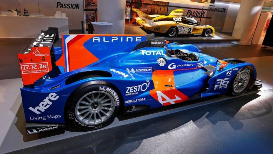 Ele &eacute; equipado com motor V8 da Nissan, que entrega 500 cavalos de pot&ecirc;ncia. A transmiss&atilde;o &eacute; sequencial (X-Trac) de seis velocidades | <a href="%20https://preprod.quatrorodas.abril.com.br/noticias/fabricantes/alpine-revela-no36-736828.shtml" rel="migration">Leia mais</a>