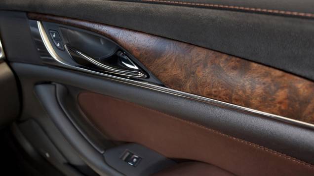 O revestimento interno é de couro, com acabamento em madeira e maçanetas cromadas | <a href="%20https://preprod.quatrorodas.abril.com.br/saloes/new-york/2013//cadillac-cts-736986.shtml" rel="migration">Leia mais</a> O revestimento interno é de couro, com acabamento em madeira e maçanetas cromadas | <a href="%20https://preprod.quatrorodas.abril.com.br/saloes/new-york/2013//cadillac-cts-736986.shtml" rel="migration">Leia mais</a>