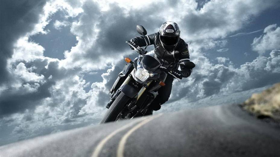 Chegou a vez da Suzuki GSR 750 se vestir completamente de preto para o mercado italiano | <a href="https://preprod.quatrorodas.abril.com.br/moto/noticias/suzuki-gsr-750-black-mat-limited-edition-737271.shtml" rel="migration">Leia mais</a>