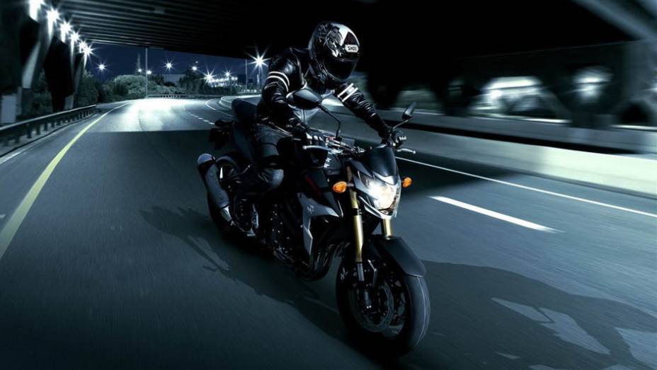 A tetracilíndrica GSR 750 Black Mat Limited Edition ganhou novos grafismos e ficou ainda mais agressiva | <a href="%20https://preprod.quatrorodas.abril.com.br/moto/noticias/suzuki-gsr-750-black-mat-limited-edition-737271.shtml" rel="migration">Leia mais</a>