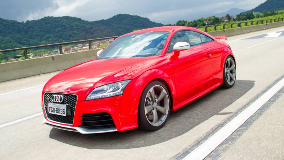 Embora não seja um lançamento, é difícil ver um TT RS pelas ruas... | <a href="https://preprod.quatrorodas.abril.com.br/carros/lancamentos/audi-tt-rs-737239.shtml" rel="migration">Leia mais</a>