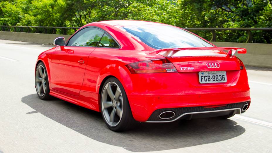 O esportivo &eacute; vendido no Brasil nas vers&otilde;es Coup&eacute; e Roadster | <a href="https://preprod.quatrorodas.abril.com.br/carros/lancamentos/audi-tt-rs-737239.shtml" rel="migration">Leia mais</a>