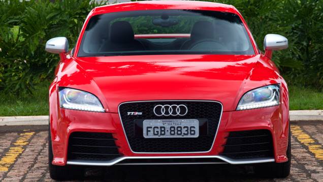 Os para-choques com entradas de ar maiores o diferenciam do TT | <a href="https://preprod.quatrorodas.abril.com.br/carros/lancamentos/audi-tt-rs-737239.shtml" rel="migration">Leia mais</a> Os para-choques com entradas de ar maiores o diferenciam do TT | <a href="https://preprod.quatrorodas.abril.com.br/carros/lancamentos/audi-tt-rs-737239.shtml" rel="migration">Leia mais</a>