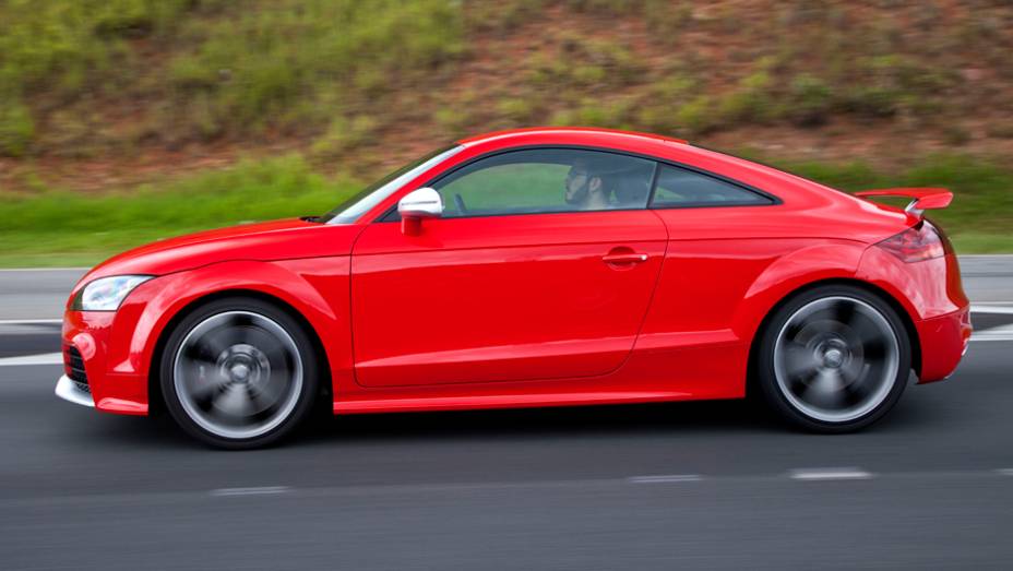 Em 2013, o TT completa 15 anos de vida, e ainda continua atual | <a href="https://preprod.quatrorodas.abril.com.br/carros/lancamentos/audi-tt-rs-737239.shtml" rel="migration">Leia mais</a>