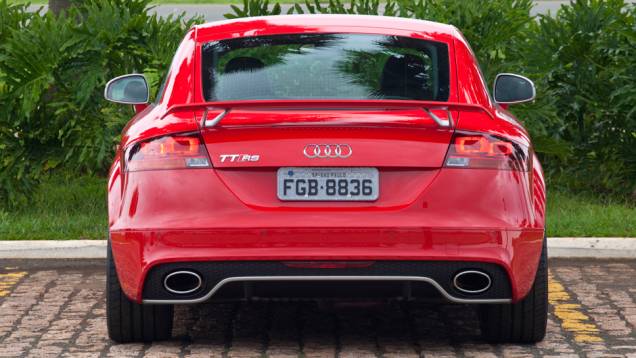 Das duas ponteiras ovaladas saem um ronco encorpado, que fica mais alto ainda no modo Sport | <a href="https://preprod.quatrorodas.abril.com.br/carros/lancamentos/audi-tt-rs-737239.shtml" rel="migration">Leia mais</a> Das duas ponteiras ovaladas saem um ronco encorpado, que fica mais alto ainda no modo Sport | <a href="https://preprod.quatrorodas.abril.com.br/carros/lancamentos/audi-tt-rs-737239.shtml" rel="migration">Leia mais</a>
