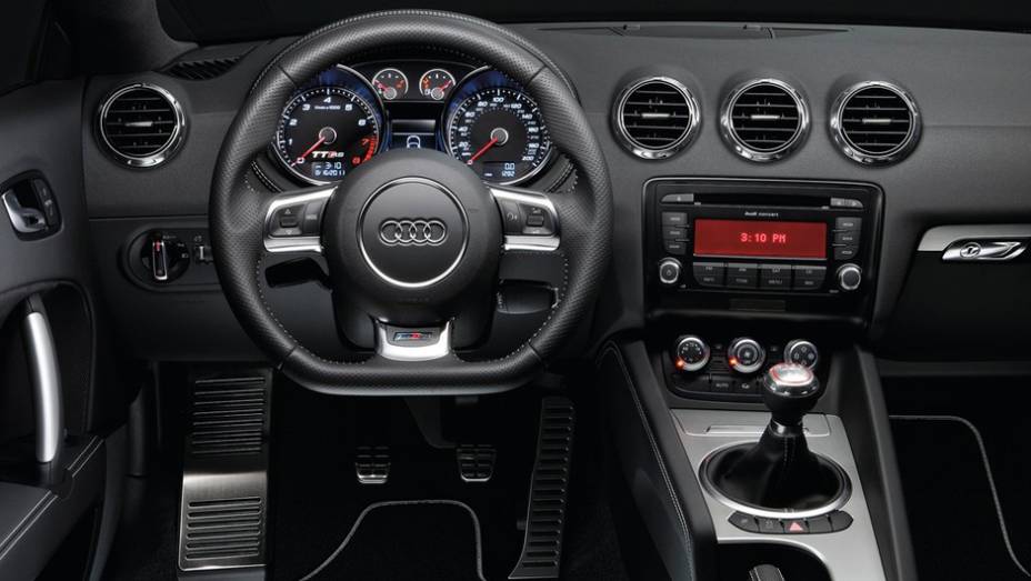 De tão aconchegante, o interior parece ter sido feito sob medida para o motorista, que dirige em posição bastante esportiva | <a href="https://preprod.quatrorodas.abril.com.br/carros/lancamentos/audi-tt-rs-737239.shtml" rel="migration">Leia mais</a>