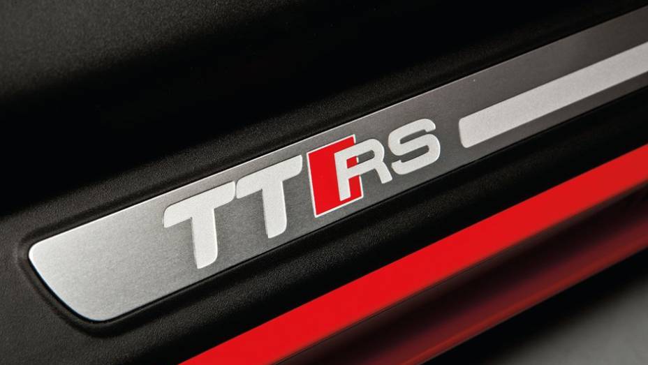 Gostou? Ent&atilde;o saiba que o TT RS custa a partir de R$ 399 mil | <a href="https://preprod.quatrorodas.abril.com.br/carros/lancamentos/audi-tt-rs-737239.shtml" rel="migration">Leia mais</a>