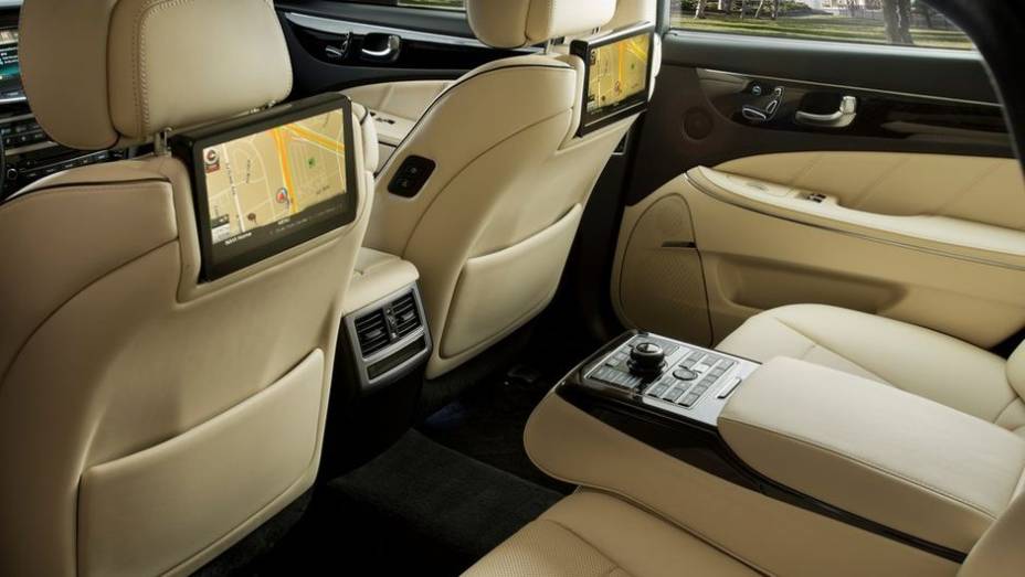 Na traseira, h&aacute; duas telas de 9,2 polegadas de alta defini&ccedil;&atilde;o | <a href="https://preprod.quatrorodas.abril.com.br/saloes/new-york/2013/hyundai-equus-737279.shtml" rel="migration">Leia mais</a>