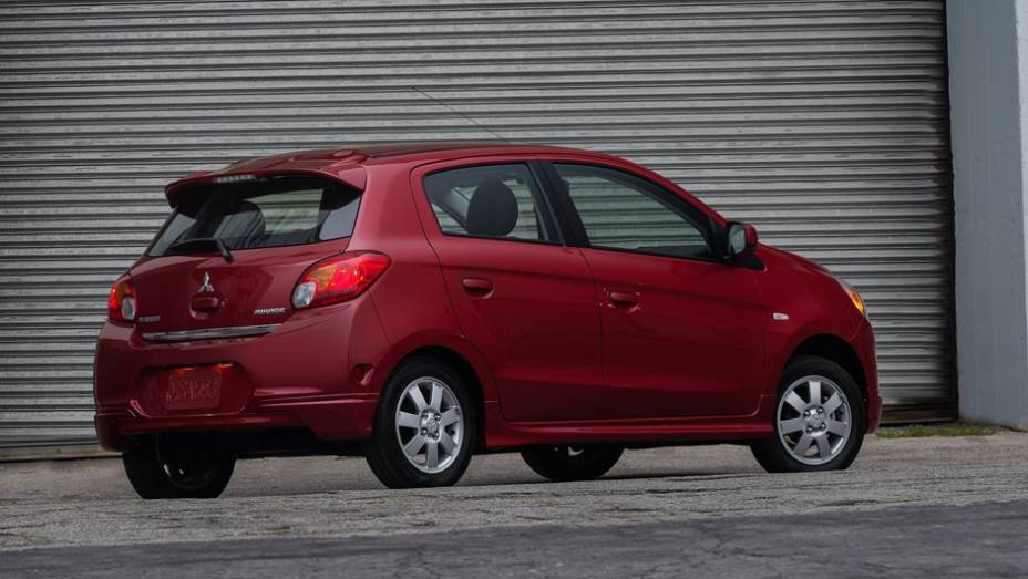 O desempenho é obtido por meio do pequeno motor 1.2 de três cilindros que equipa o modelo | <a href="%20https://preprod.quatrorodas.abril.com.br/saloes/new-york/2013/mitsubishi-mirage-737029.shtml" rel="migration">Leia mais</a>