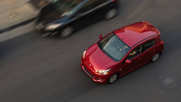 De série, a transmissão é manual, de cinco marchas, tendo como opcional o câmbio CVT | <a href="%20https://preprod.quatrorodas.abril.com.br/saloes/new-york/2013/mitsubishi-mirage-737029.shtml" rel="migration">Leia mais</a> De série, a transmissão é manual, de cinco marchas, tendo como opcional o câmbio CVT | <a href="%20https://preprod.quatrorodas.abril.com.br/saloes/new-york/2013/mitsubishi-mirage-737029.shtml" rel="migration">Leia mais</a>
