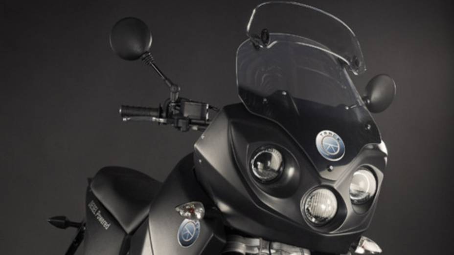 Detalhe da frente da Track Diesel T-800 CDI 2013 | <a href="https://preprod.quatrorodas.abril.com.br/moto/noticias/conheca-track-diesel-t-800-cdi-2013-737565.shtml" rel="migration">Leia mais</a>