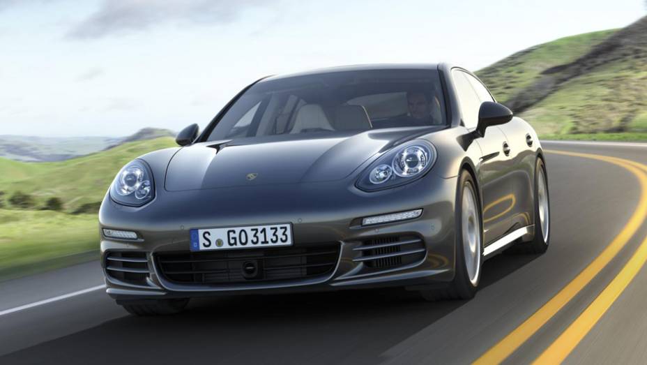 Notou alguma diferença? Este é o Panamera 2014... | <a href="https://preprod.quatrorodas.abril.com.br/saloes/xangai/2013/porsche-panamera-738686.shtml" rel="migration">Leia mais</a>