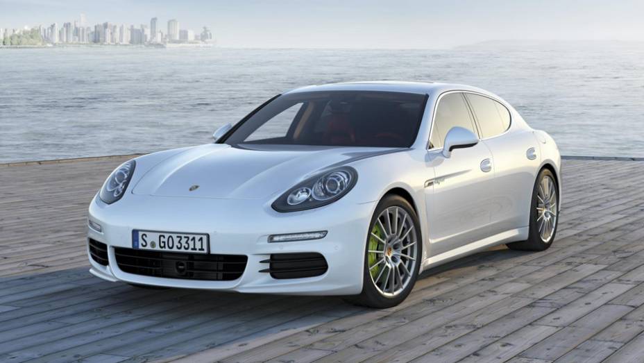 Foram poucas mudanças feitas pela Porsche, suficientes para deixá-lo com visual mais moderno | <a href="%20https://preprod.quatrorodas.abril.com.br/saloes/xangai/2013/porsche-panamera-738686.shtml" rel="migration">Leia mais</a>