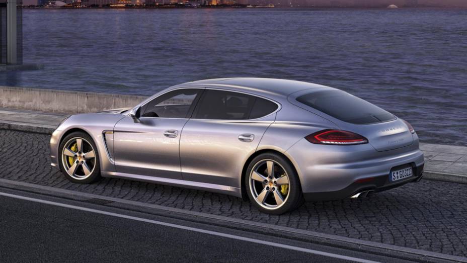 Leves modificações foram feitas na parte traseira... | <a href="https://preprod.quatrorodas.abril.com.br/saloes/xangai/2013/porsche-panamera-738686.shtml" rel="migration">Leia mais</a>